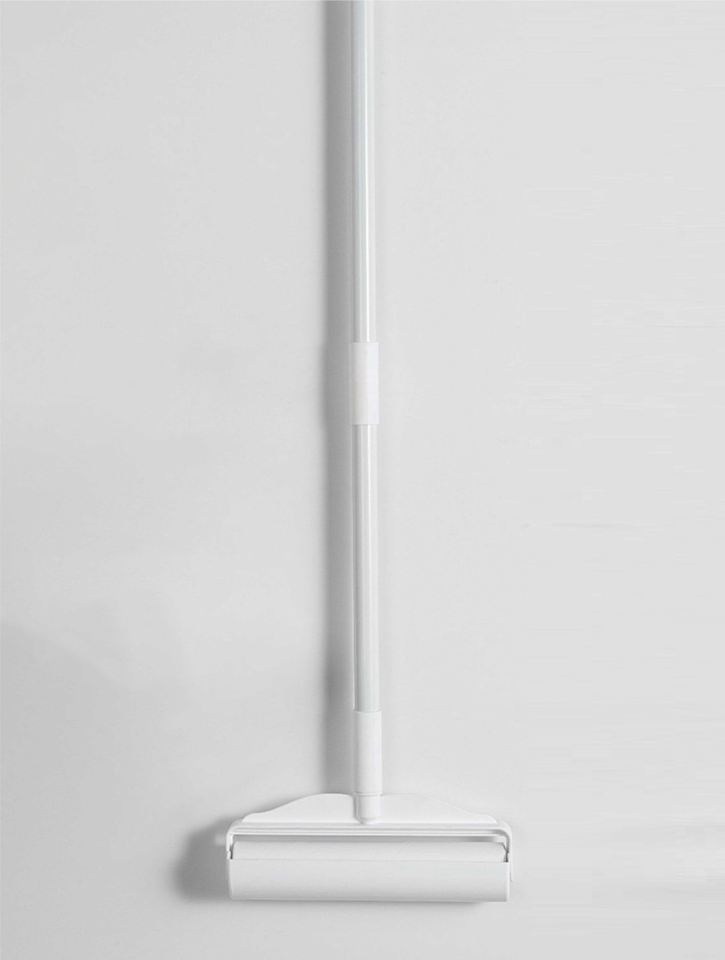 Extended retractable sticky lint roller
